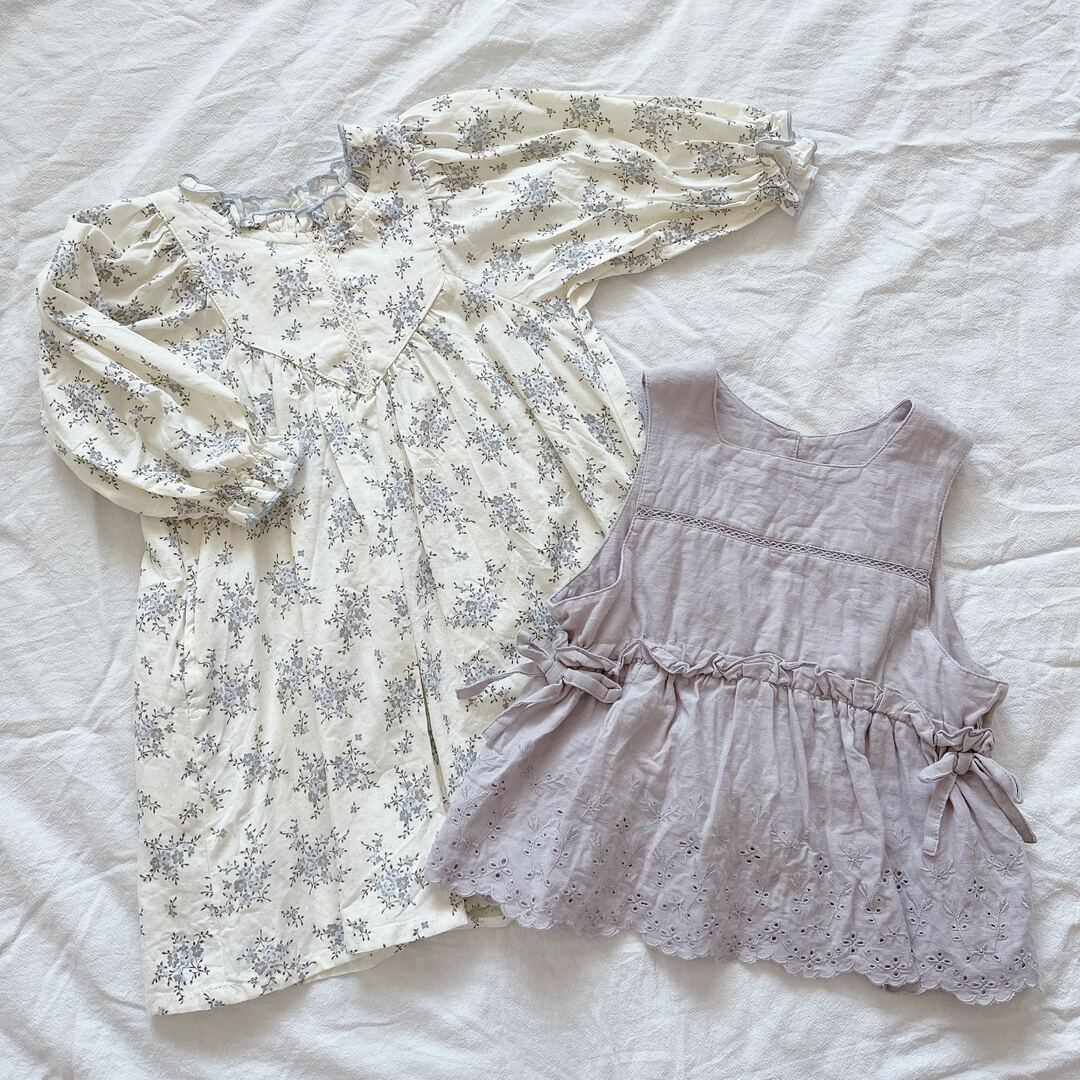 apres les cours(アプレレクール)のapres les cours 花柄ワンピース&ベスト　90 キッズ/ベビー/マタニティのキッズ服女の子用(90cm~)(ワンピース)の商品写真