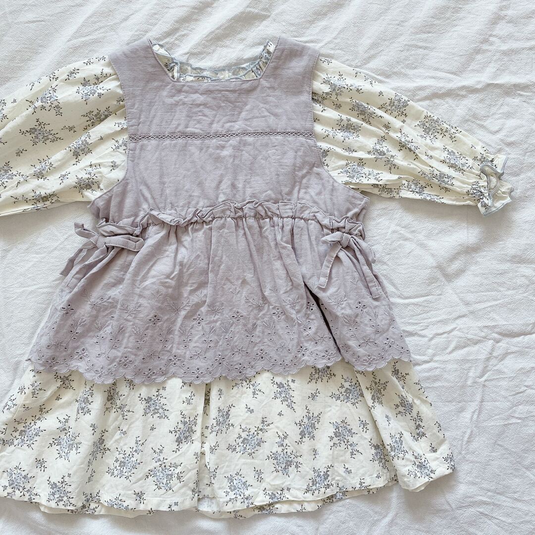 apres les cours(アプレレクール)のapres les cours 花柄ワンピース&ベスト　90 キッズ/ベビー/マタニティのキッズ服女の子用(90cm~)(ワンピース)の商品写真