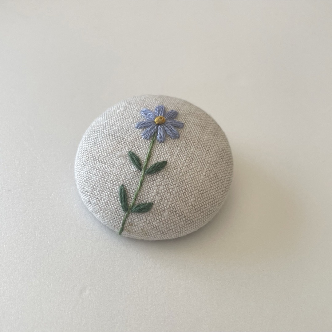 刺繍ブローチ ハンドメイドのアクセサリー(コサージュ/ブローチ)の商品写真