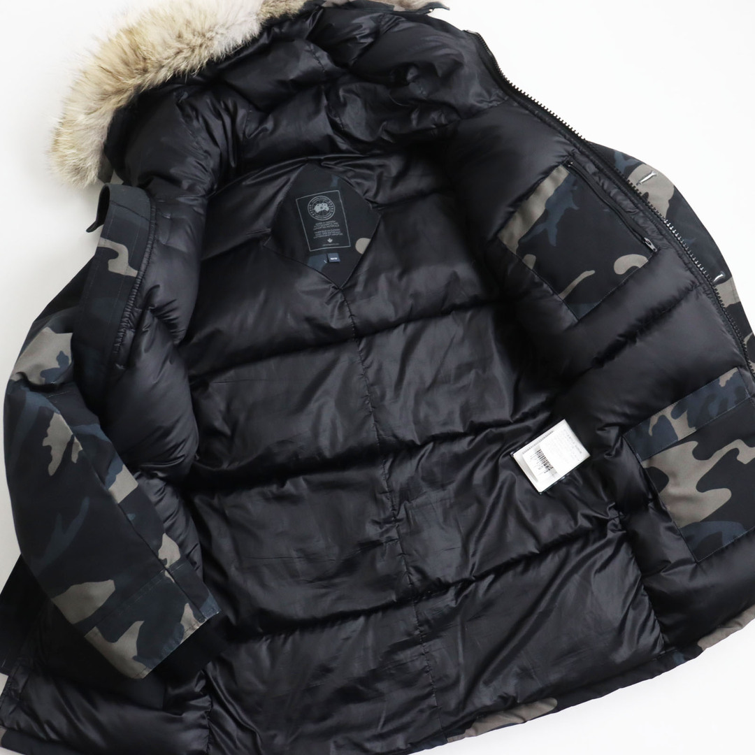 CANADA GOOSE(カナダグース)の美品 CANADA GOOSE カナダグース 3426MB CHATEAU PARKA ブラックレーベル コヨーテファー ロゴワッペン付 カモフラ フーデッド ダウンジャケット ブラック系 S～M相当 カナダ製 正規品 メンズ メンズのジャケット/アウター(ダウンジャケット)の商品写真