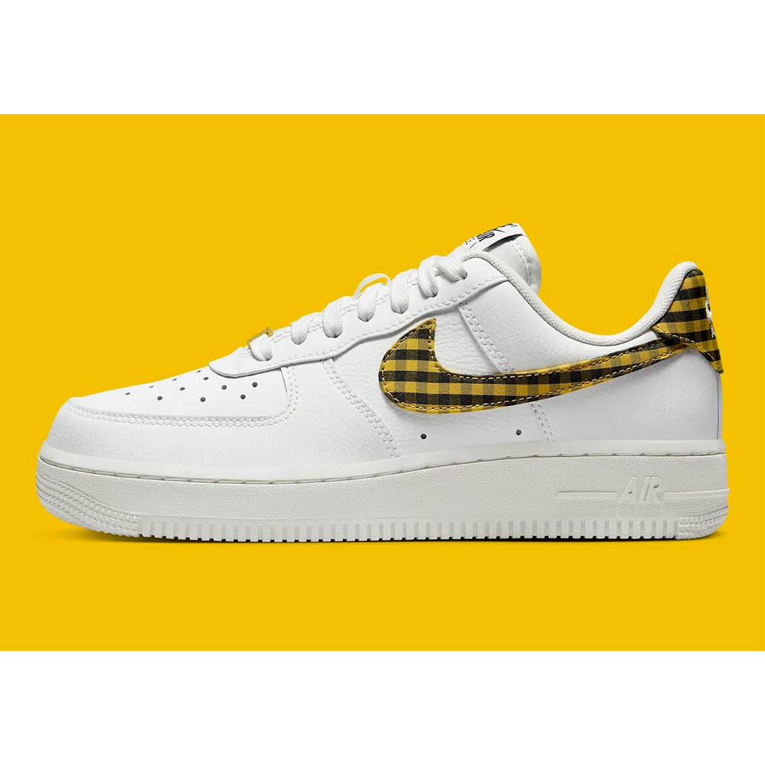 NIKE(ナイキ)のNIKE ナイキ AIR FORCE 1 エアフォース1  チェック 24 レディースの靴/シューズ(スニーカー)の商品写真