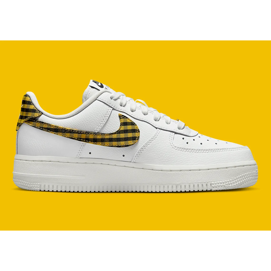 NIKE(ナイキ)のNIKE ナイキ AIR FORCE 1 エアフォース1  チェック 25.5 レディースの靴/シューズ(スニーカー)の商品写真