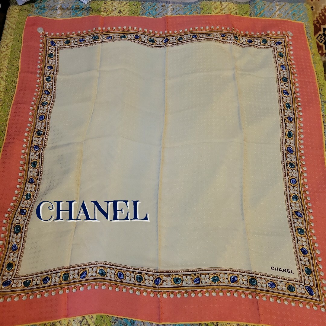 CHANEL(シャネル)のレア　稀少　CHANEL　シャネル　スカーフ　シルク　100%　ヴィンテージ レディースのファッション小物(バンダナ/スカーフ)の商品写真