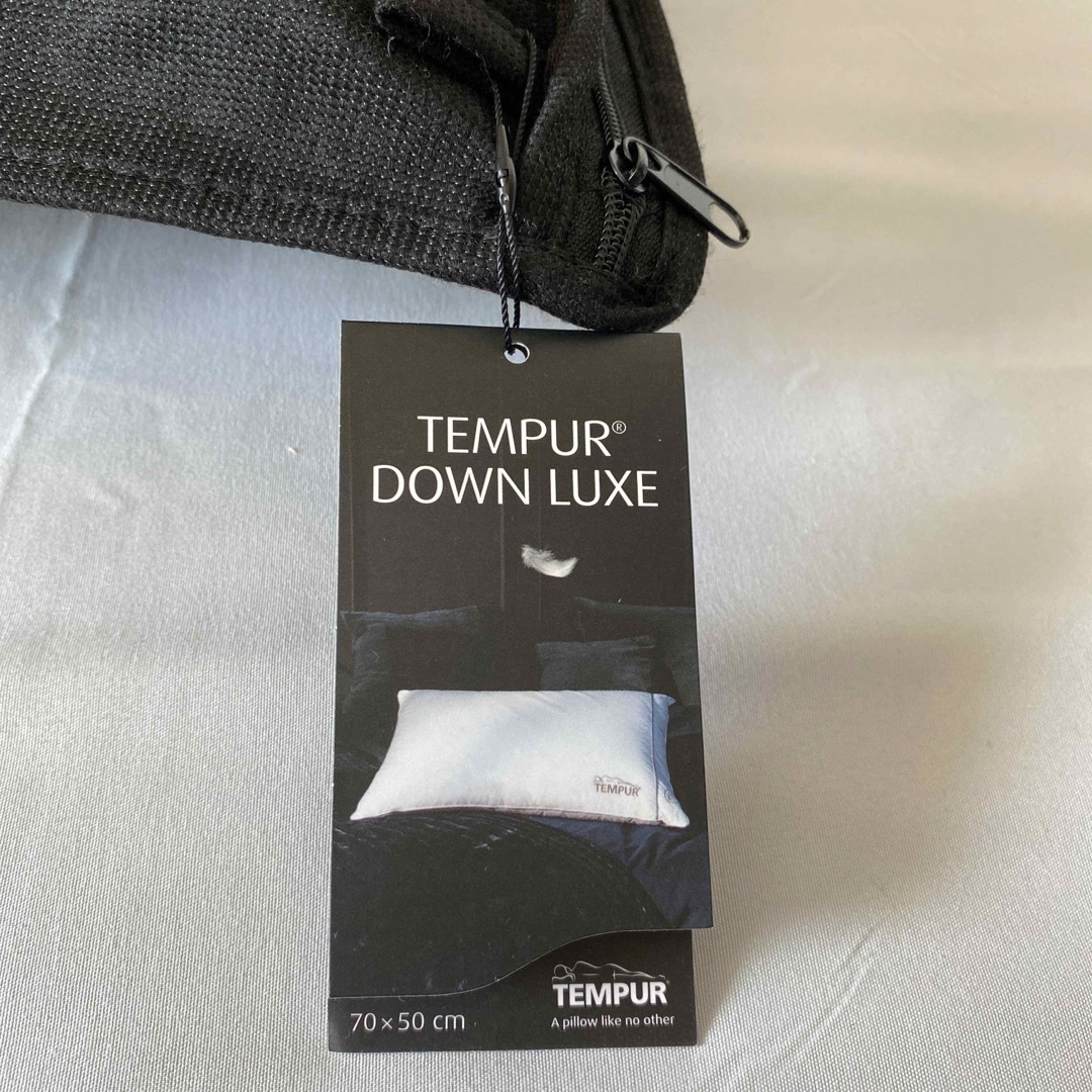 TEMPUR(テンピュール)の美品　テンピュール　枕　ダウンリュクスピロー　ホワイト　約70×50  インテリア/住まい/日用品の寝具(枕)の商品写真