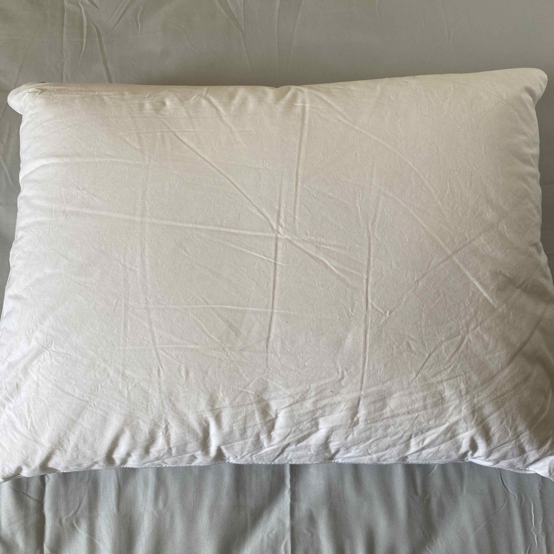 TEMPUR(テンピュール)の美品　テンピュール　枕　ダウンリュクスピロー　ホワイト　約70×50  インテリア/住まい/日用品の寝具(枕)の商品写真