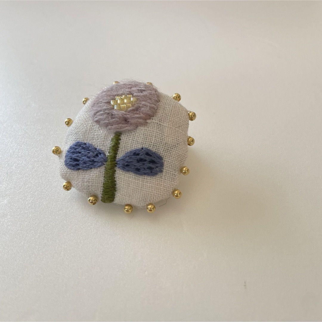 刺繍ブローチ ハンドメイドのアクセサリー(コサージュ/ブローチ)の商品写真