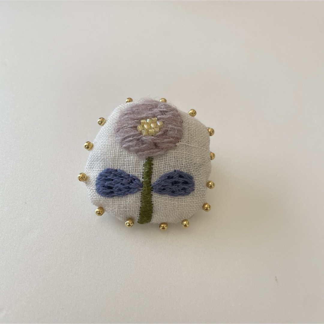 刺繍ブローチ ハンドメイドのアクセサリー(コサージュ/ブローチ)の商品写真