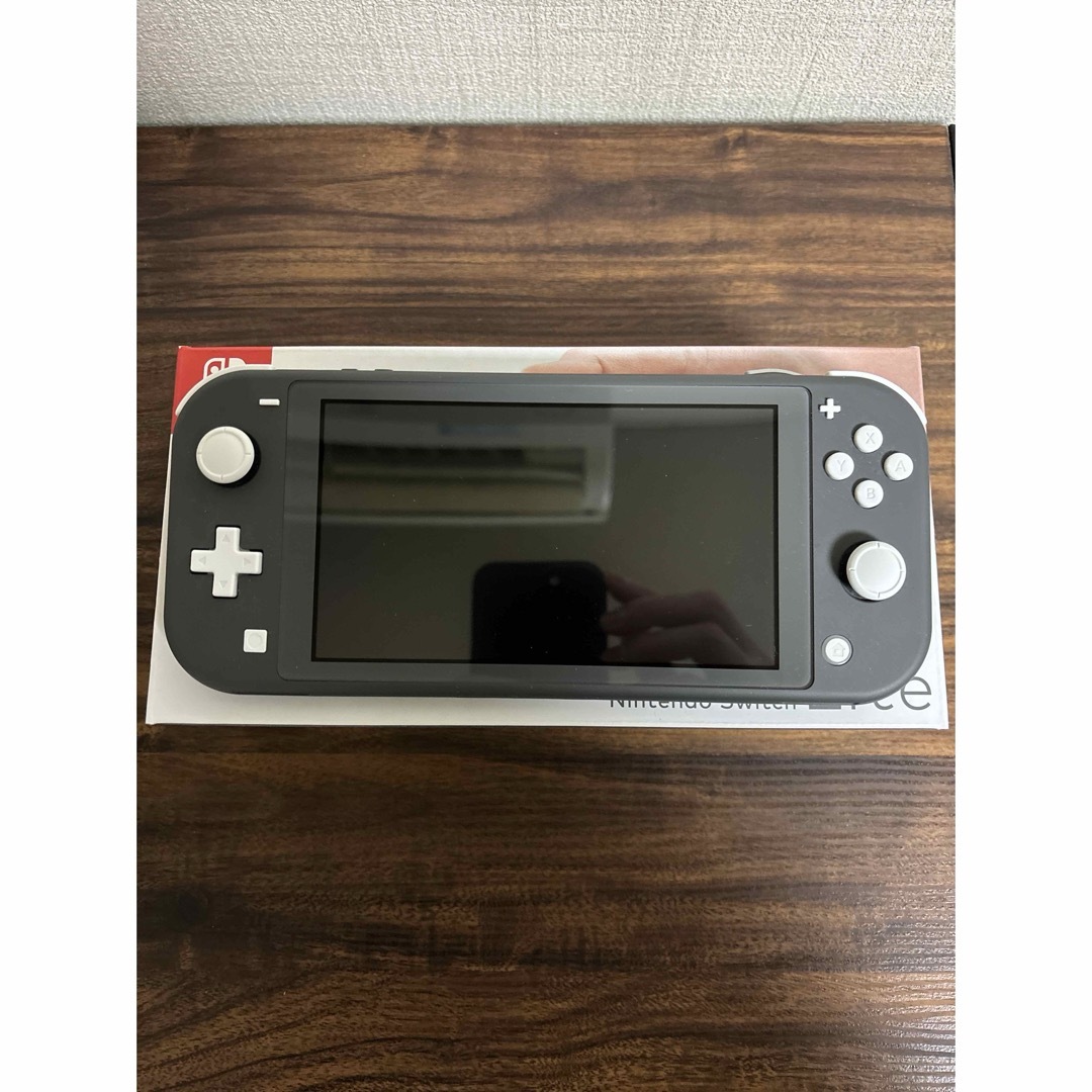 美品　Nintendo Switch Lite　グレー エンタメ/ホビーのゲームソフト/ゲーム機本体(携帯用ゲーム機本体)の商品写真