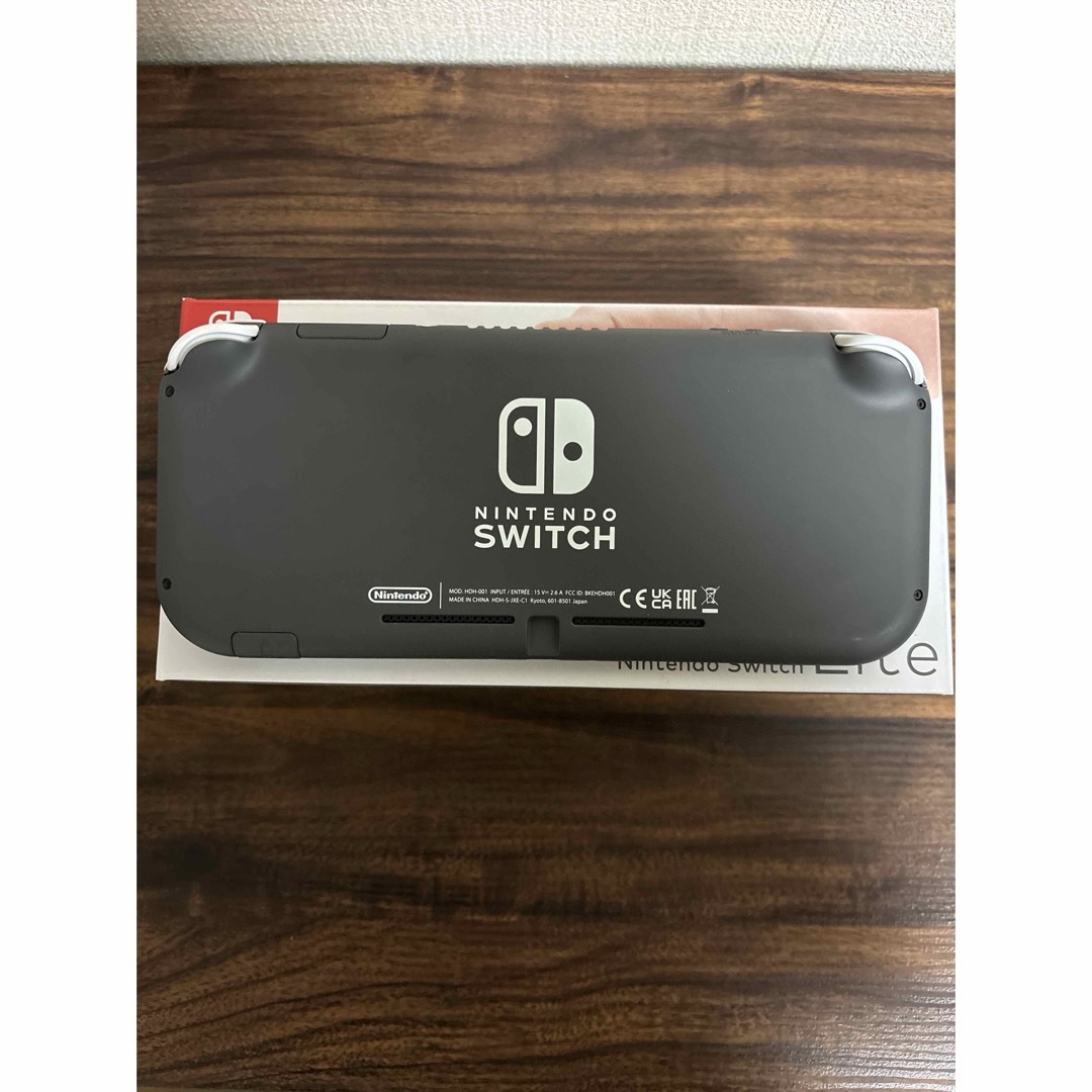 美品　Nintendo Switch Lite　グレー エンタメ/ホビーのゲームソフト/ゲーム機本体(携帯用ゲーム機本体)の商品写真