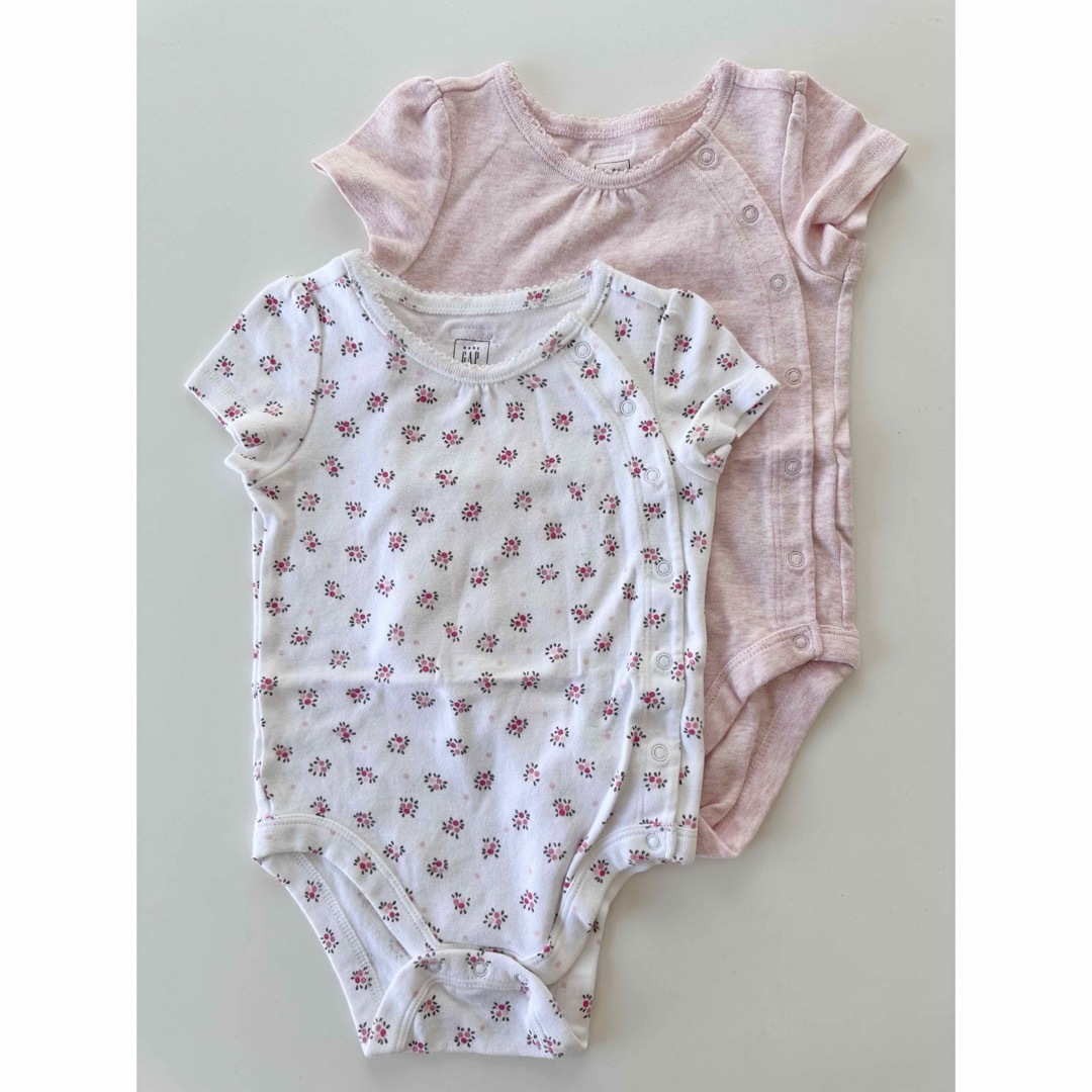 babyGAP(ベビーギャップ)のBaby gap 半袖ロンパース2着　6-12m キッズ/ベビー/マタニティのベビー服(~85cm)(ロンパース)の商品写真