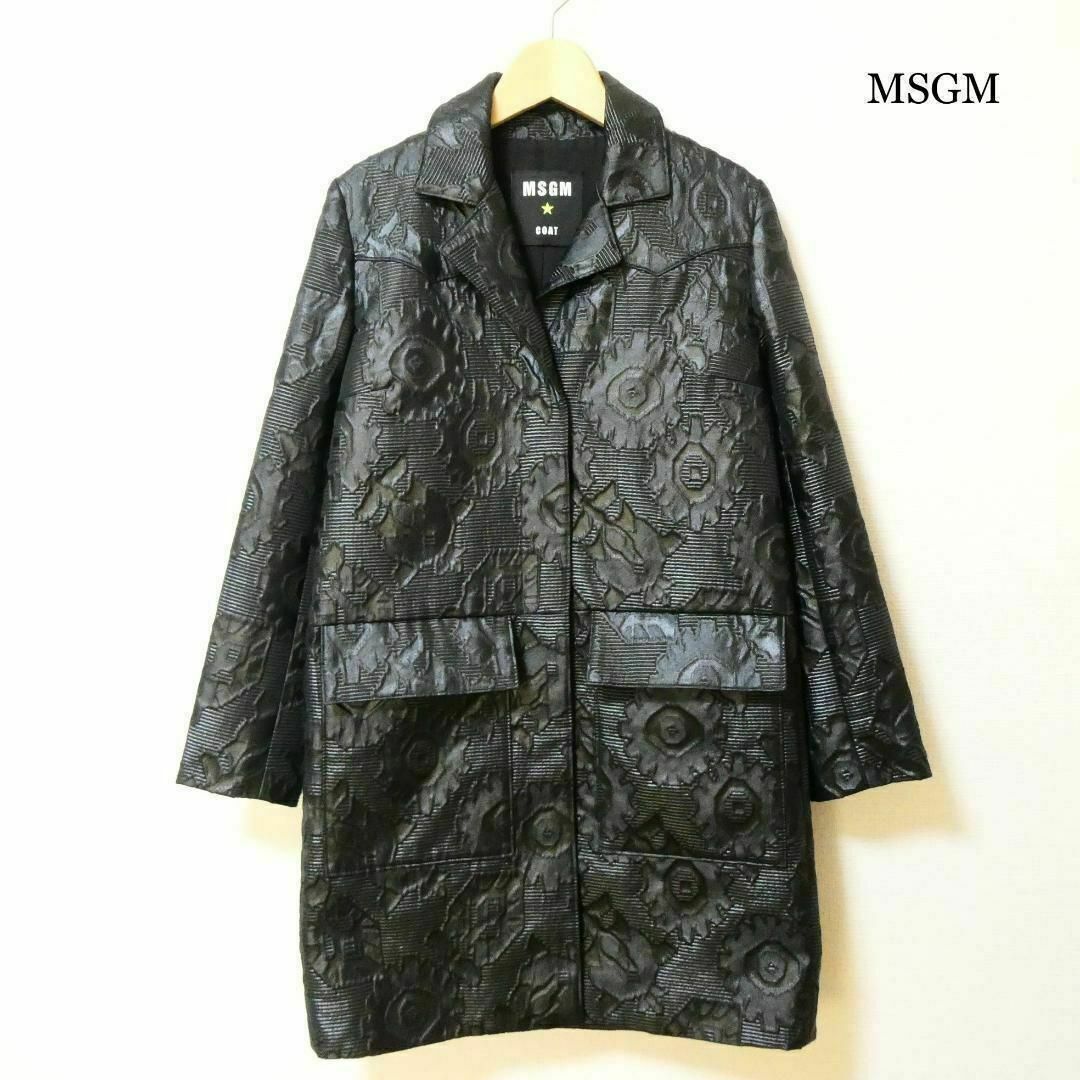 MSGM(エムエスジイエム)の極美品 MSGM フェイクレザー 総柄 ロング丈 チェスターコート レディースのジャケット/アウター(チェスターコート)の商品写真