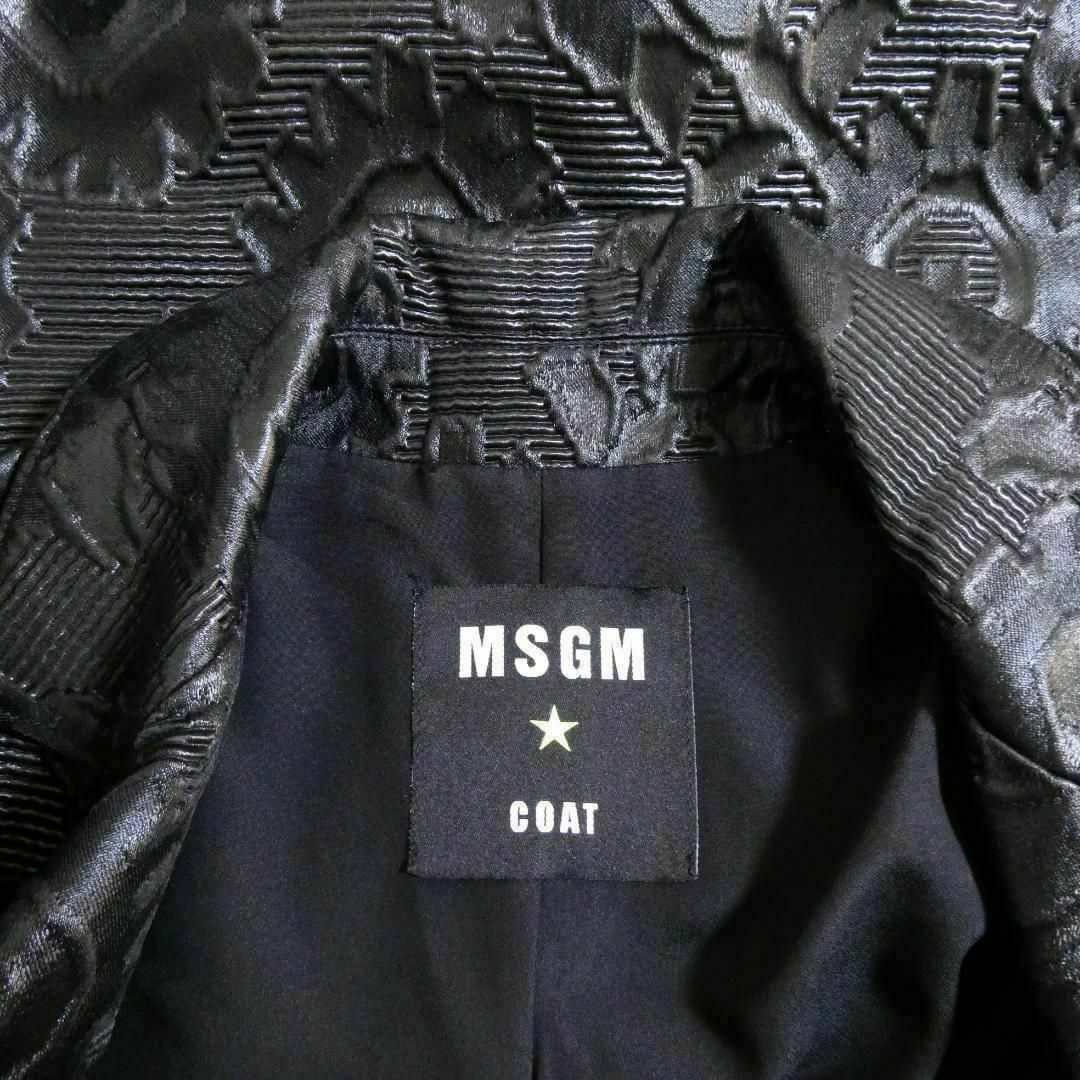 MSGM(エムエスジイエム)の極美品 MSGM フェイクレザー 総柄 ロング丈 チェスターコート レディースのジャケット/アウター(チェスターコート)の商品写真