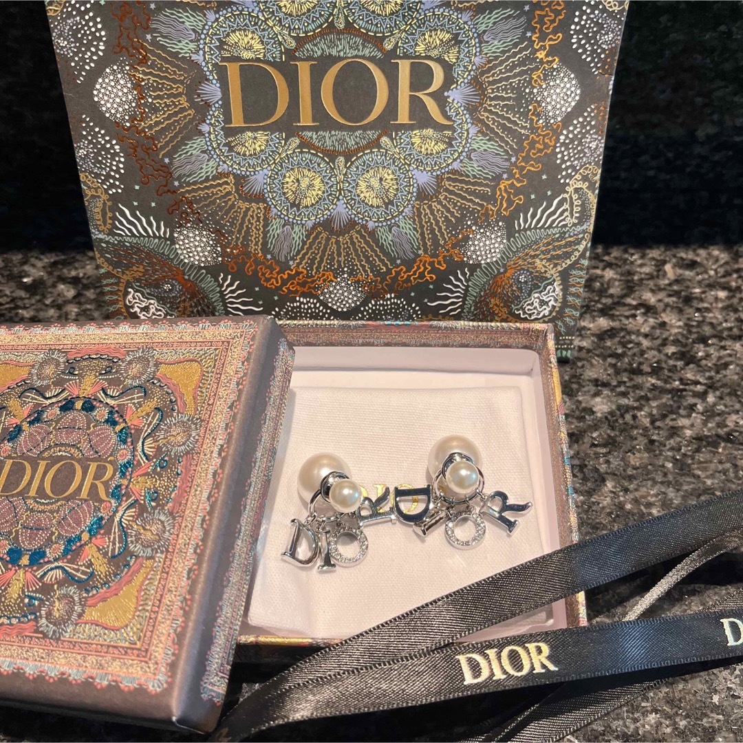Christian Dior(クリスチャンディオール)の本日のみお値下げ！新品♡Christian Dior  ピアス　シルバー レディースのアクセサリー(ピアス)の商品写真