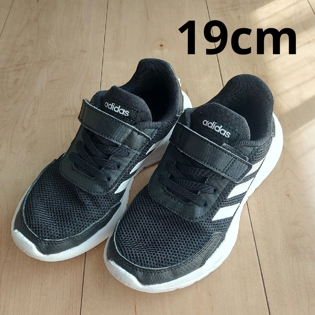 adidas(アディダス)の4月限定値下げ中!! adidas♡黒 スニーカー 19cm キッズ/ベビー/マタニティのキッズ靴/シューズ(15cm~)(スニーカー)の商品写真