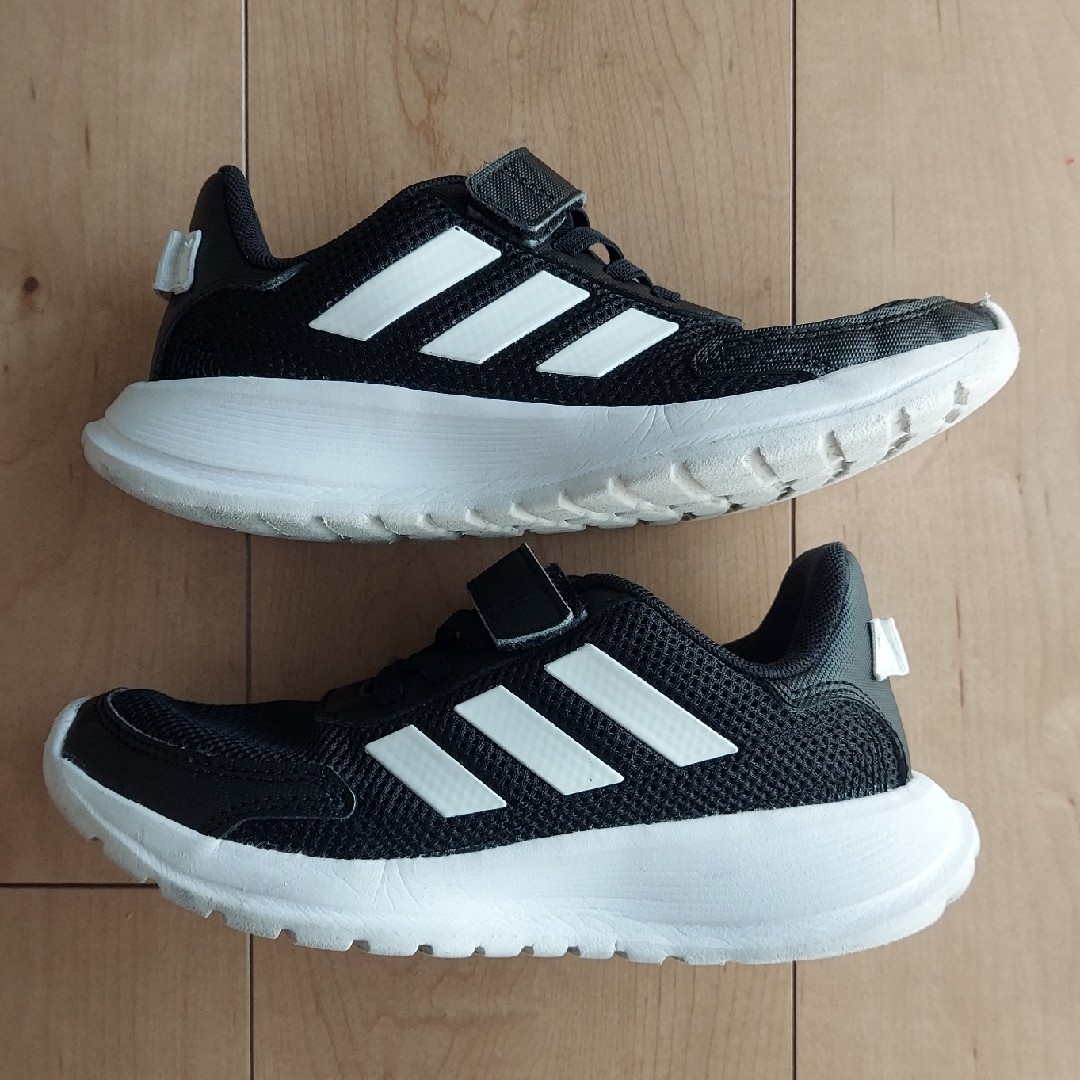 adidas(アディダス)の4月限定値下げ中!! adidas♡黒 スニーカー 19cm キッズ/ベビー/マタニティのキッズ靴/シューズ(15cm~)(スニーカー)の商品写真