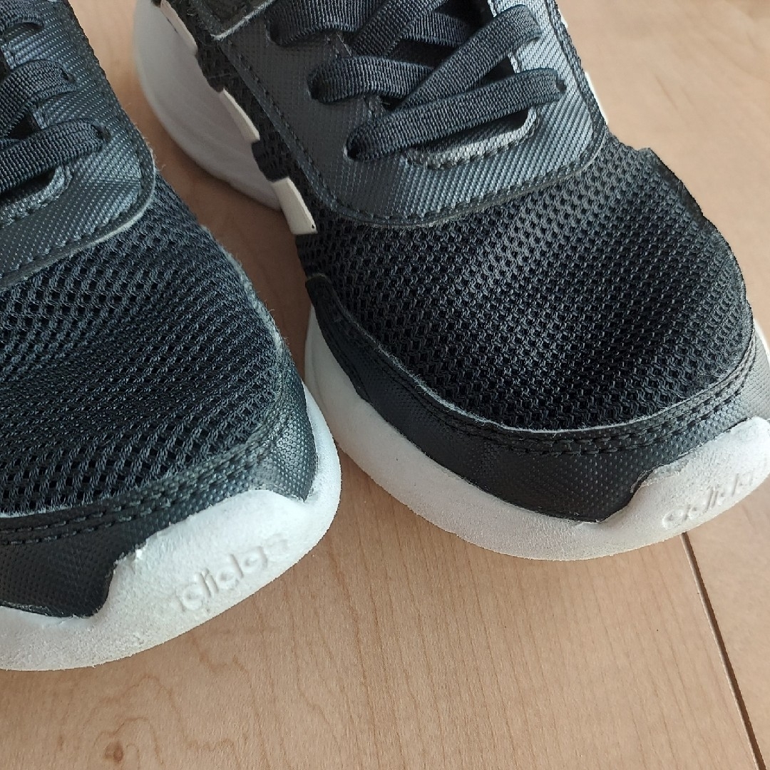 adidas(アディダス)の4月限定値下げ中!! adidas♡黒 スニーカー 19cm キッズ/ベビー/マタニティのキッズ靴/シューズ(15cm~)(スニーカー)の商品写真
