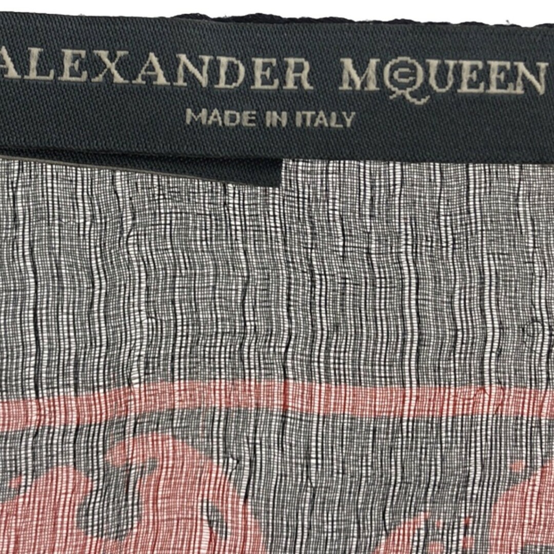 Alexander McQueen(アレキサンダーマックイーン)のALEXANDER McQUEEN アレキサンダーマックイーン スカルプリント大判シルクスカーフ ネイビー×レッド メンズのファッション小物(バンダナ/スカーフ)の商品写真