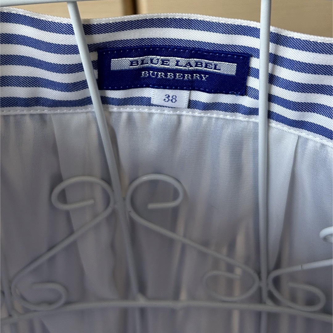 BURBERRY BLUE LABEL(バーバリーブルーレーベル)の新品　バーバリーブルーレーベル　スカート　青ストライプ　38 ベルト付き レディースのスカート(ひざ丈スカート)の商品写真