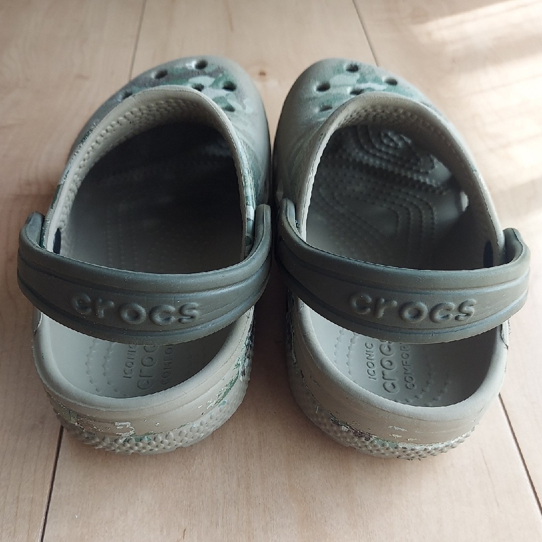 crocs(クロックス)の4月限定値下げ中!!クロックス♡迷彩柄 18cm キッズ/ベビー/マタニティのキッズ靴/シューズ(15cm~)(サンダル)の商品写真