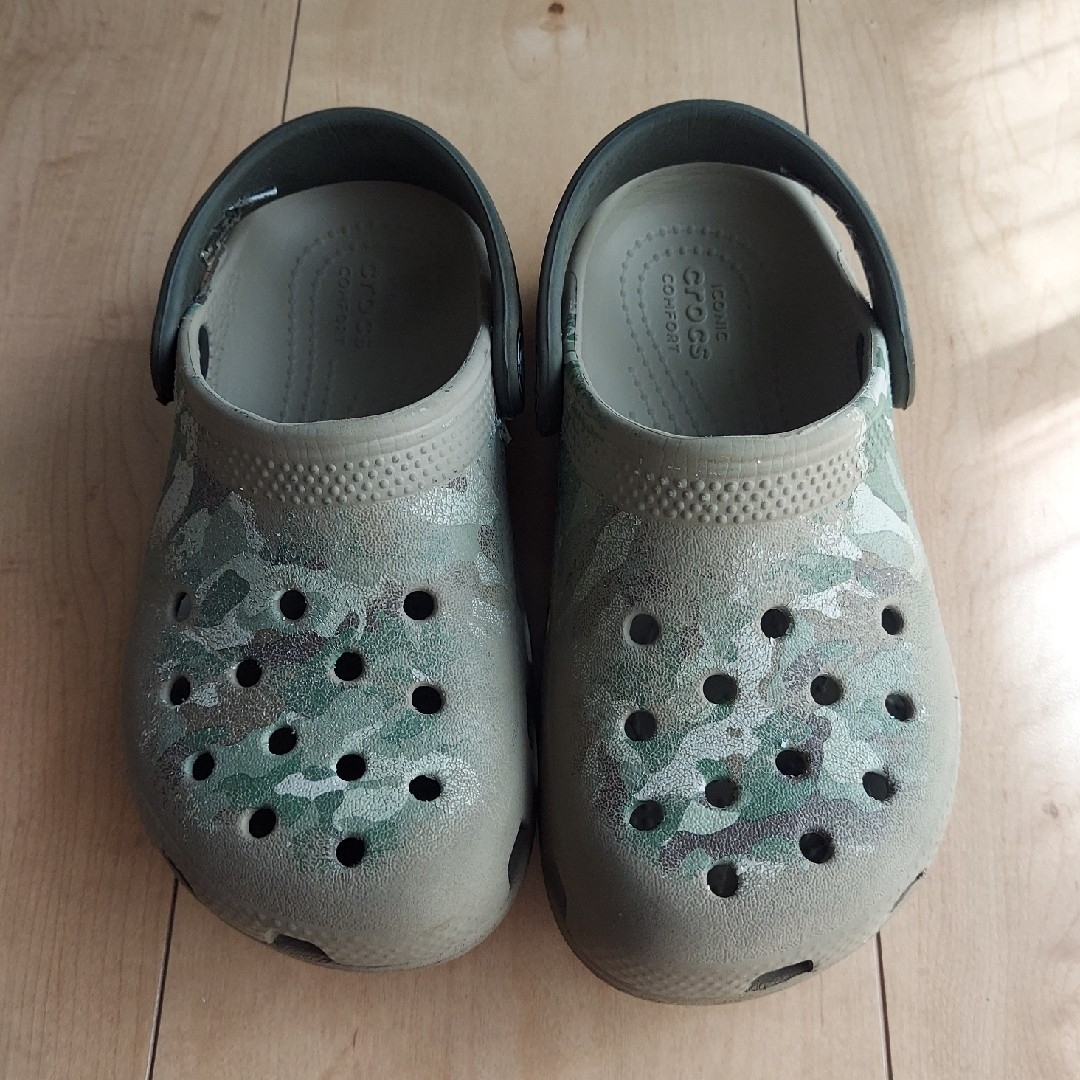 crocs(クロックス)の4月限定値下げ中!!クロックス♡迷彩柄 18cm キッズ/ベビー/マタニティのキッズ靴/シューズ(15cm~)(サンダル)の商品写真