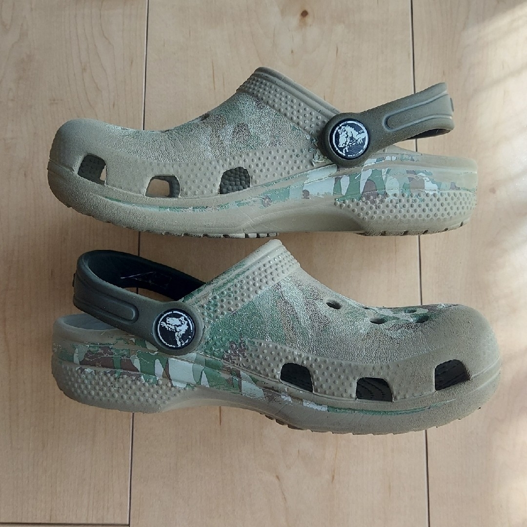 crocs(クロックス)の4月限定値下げ中!!クロックス♡迷彩柄 18cm キッズ/ベビー/マタニティのキッズ靴/シューズ(15cm~)(サンダル)の商品写真