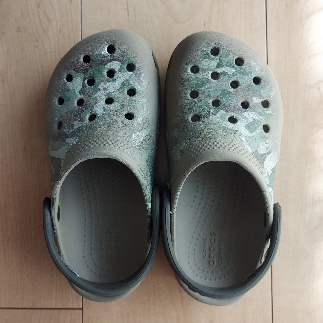 crocs(クロックス)の4月限定値下げ中!!クロックス♡迷彩柄 18cm キッズ/ベビー/マタニティのキッズ靴/シューズ(15cm~)(サンダル)の商品写真