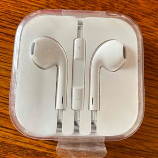 アップル(Apple)の【未使用品】Apple 純正イヤホン　アップル(ストラップ/イヤホンジャック)