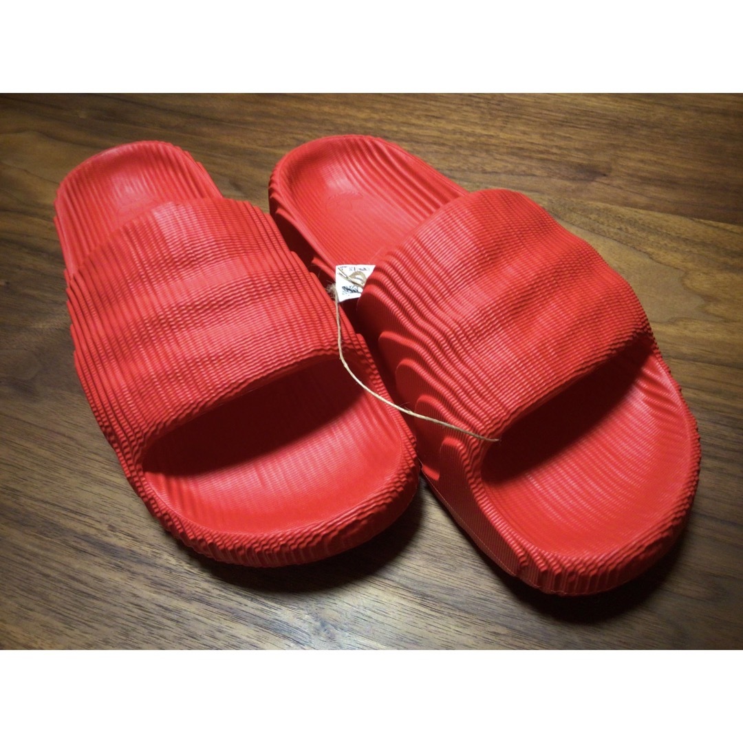 adidas(アディダス)の日本未発売 限定 adidas ADILETTE 22“RED”27.5cm メンズの靴/シューズ(サンダル)の商品写真