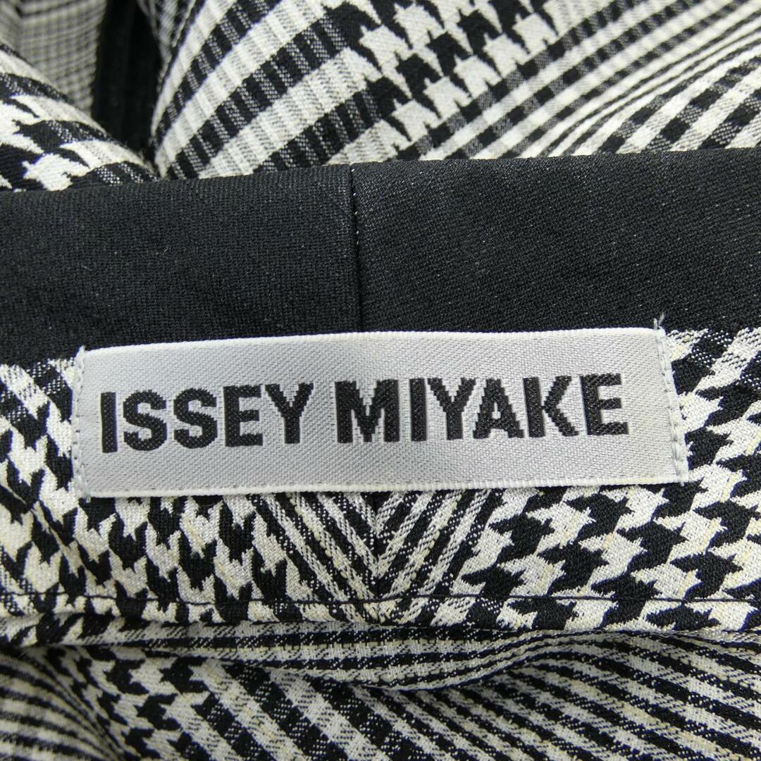 ISSEY MIYAKE(イッセイミヤケ)のイッセイミヤケ ISSEY MIYAKE ジャケット レディースのジャケット/アウター(テーラードジャケット)の商品写真