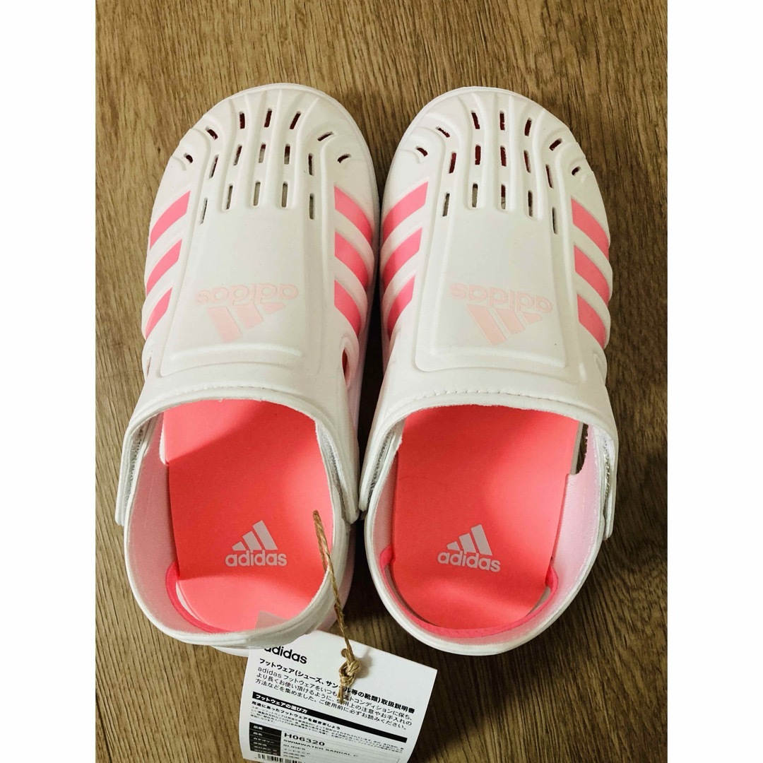 adidas(アディダス)のアディダス 女の子サンダル 20 キッズ/ベビー/マタニティのキッズ靴/シューズ(15cm~)(サンダル)の商品写真