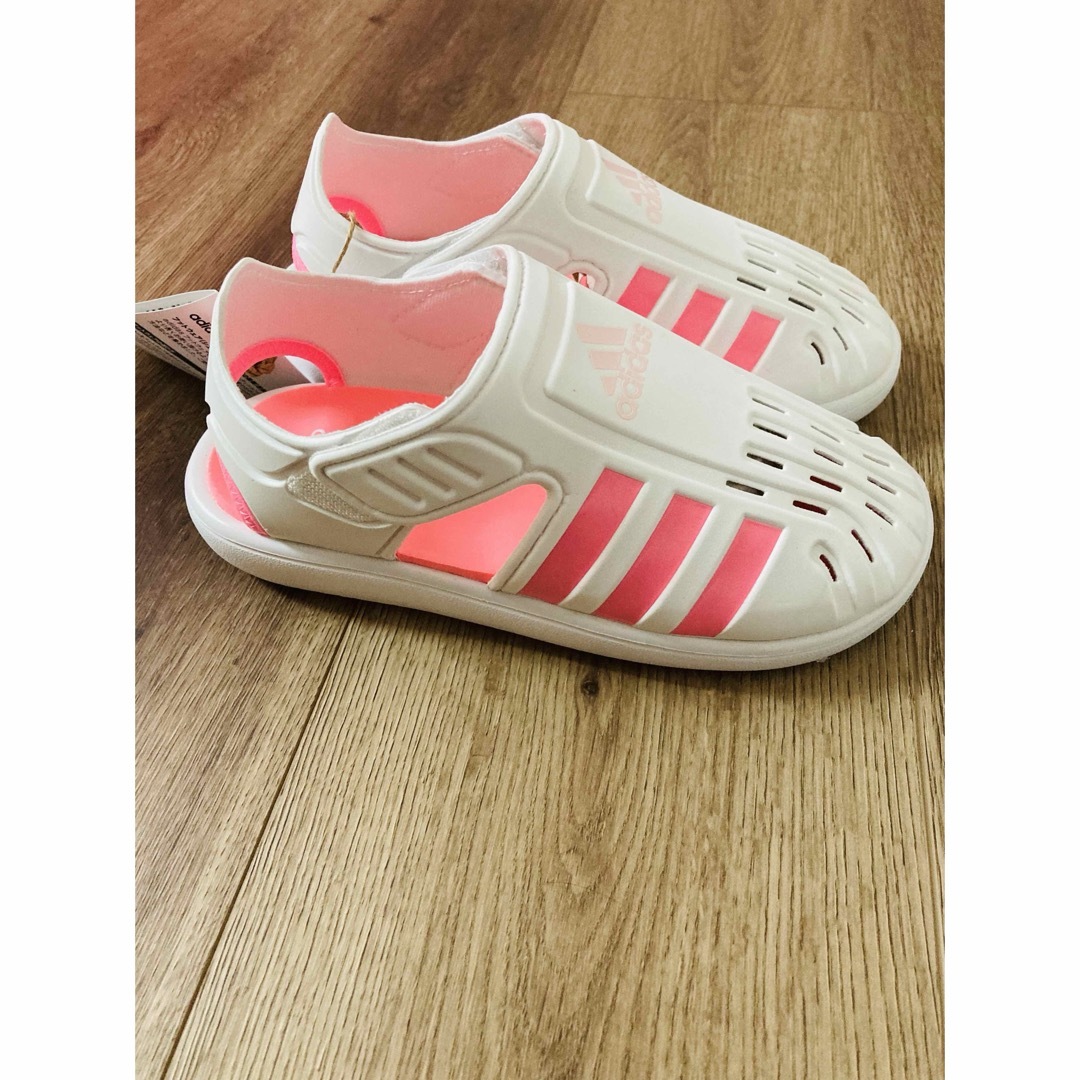 adidas(アディダス)のアディダス 女の子サンダル 20 キッズ/ベビー/マタニティのキッズ靴/シューズ(15cm~)(サンダル)の商品写真