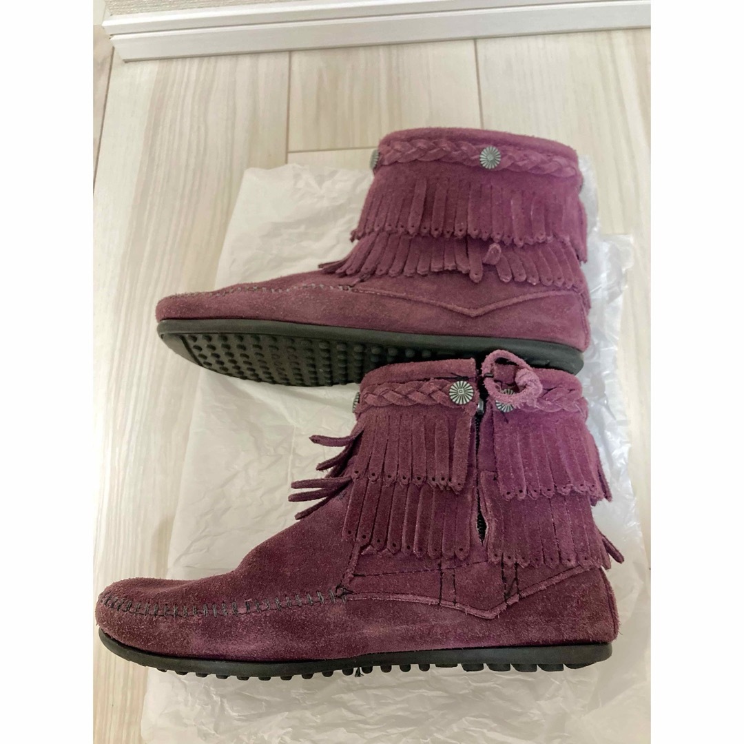 Minnetonka(ミネトンカ)のミネトンカ モカシンショートブーツJP25cm パープル　限定品 レディースの靴/シューズ(ブーツ)の商品写真