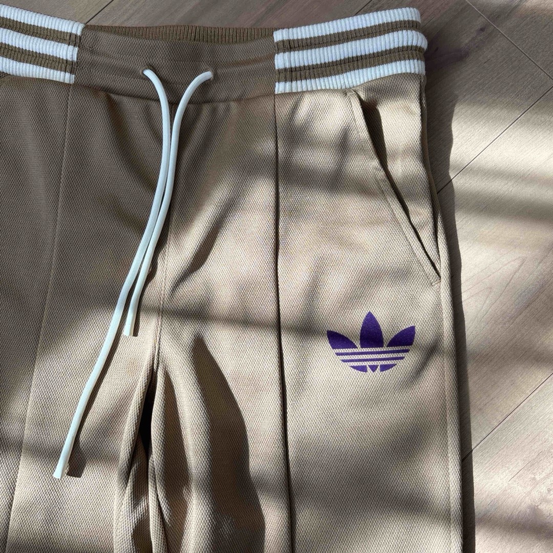 adidas(アディダス)のAdicolor Heritage Now ワイドレッグ トラックパンツ レディースのパンツ(カジュアルパンツ)の商品写真