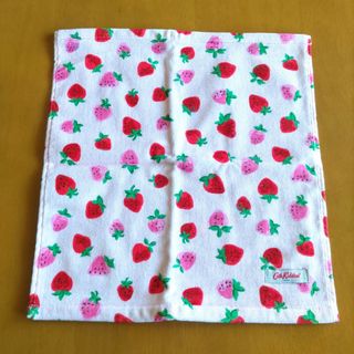 キャスキッドソン(Cath Kidston)の新品・キャスキッドソン　ハンドタオル　いちご柄(ハンカチ)