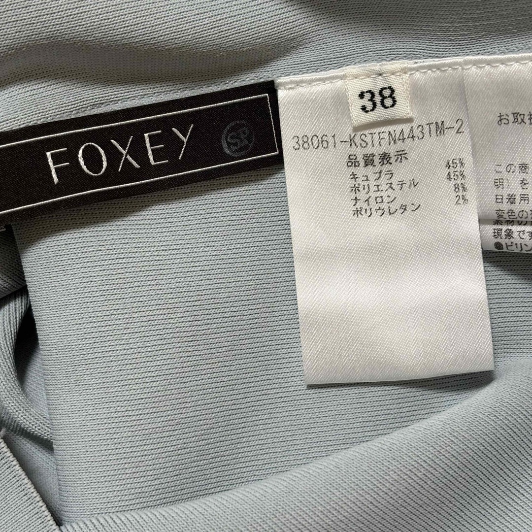 FOXEY(フォクシー)の美品　フォクシー　ノースリーブニットトップス　ハートネック　リブ　ロゴプレート レディースのトップス(ニット/セーター)の商品写真