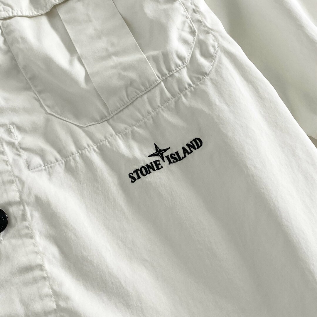 STONE ISLAND(ストーンアイランド)の46C13 STONE ISLAND ストーンアイランド フロントロゴ刺繍 ミリタリーデザイン 長袖シャツ XL ホワイト アーカイブ メンズのトップス(シャツ)の商品写真
