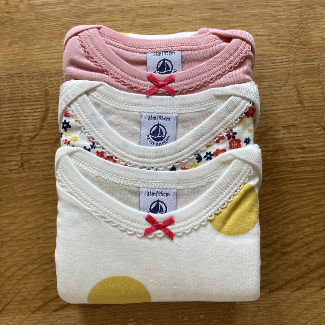 PETIT BATEAU(プチバトー)のプチバトー　長袖ボディ　3枚組　95 キッズ/ベビー/マタニティのキッズ服女の子用(90cm~)(下着)の商品写真