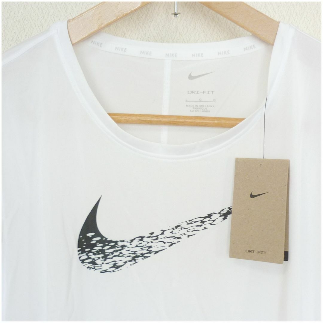 NIKE(ナイキ)の新品未使用(レディースL)NIKE 白ボクシー スウッシュ半袖Tシャツ レディースのトップス(Tシャツ(半袖/袖なし))の商品写真