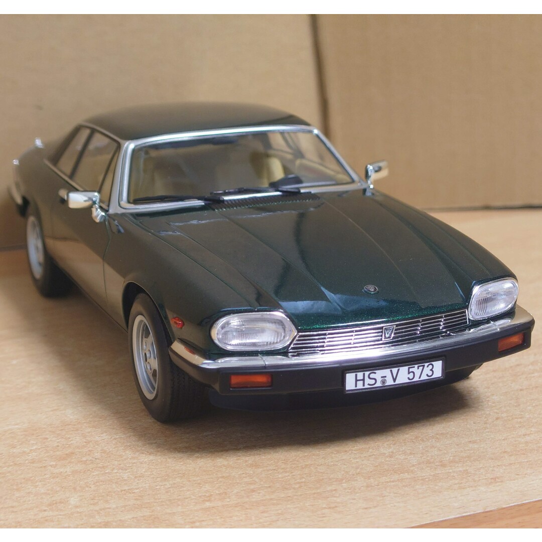 1/18 ジャガーXJ-S 5.3H.E. クーペ 1982 グリーンメタリックの 1/18 ジャガーXJ-S 5.3H.E. クーペ 1982 グリーンメタリックの