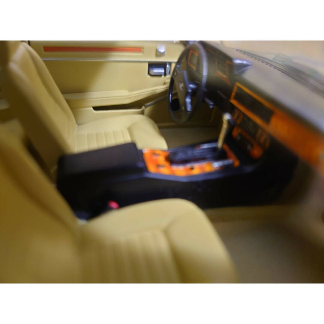 1/18 ジャガーXJ-S 5.3H.E. クーペ 1982 グリーンメタリックの 1/18 ジャガーXJ-S 5.3H.E. クーペ 1982 グリーンメタリックの