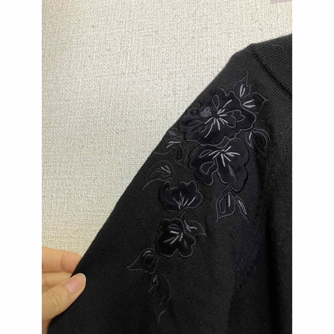 SunaUna(スーナウーナ)のSunaUnaスーナウーナ　セーター　ニット　ブラック　肩にお花刺繍　サイズ38 レディースのトップス(ニット/セーター)の商品写真