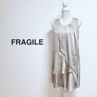 フラジール(FRAGILE)のフラジール　アシンメトリーデザインノースリーブワンピース【36】サテン風　光沢感(ひざ丈ワンピース)