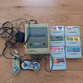 ニンテンドウ(任天堂)のスーパーファミコン　カセット７本付き(家庭用ゲーム機本体)