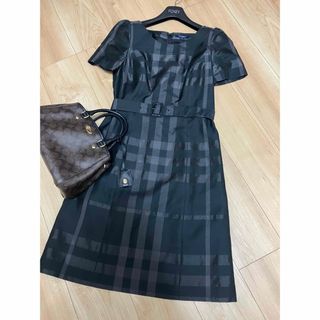 バーバリー(BURBERRY)の美品　バーバリー　ロンドン　シルク　ワンピース　チェック　ブラック(ひざ丈ワンピース)