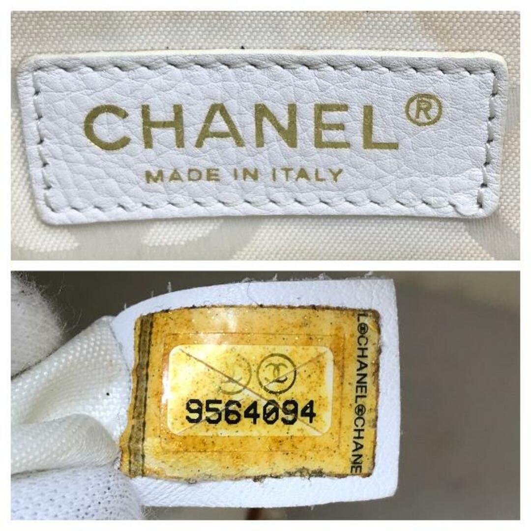 CHANEL(シャネル)のCHANEL シャネル エナメル トリプルココマーク ハンド トート バッグ ホワイト k142 レディースのバッグ(トートバッグ)の商品写真