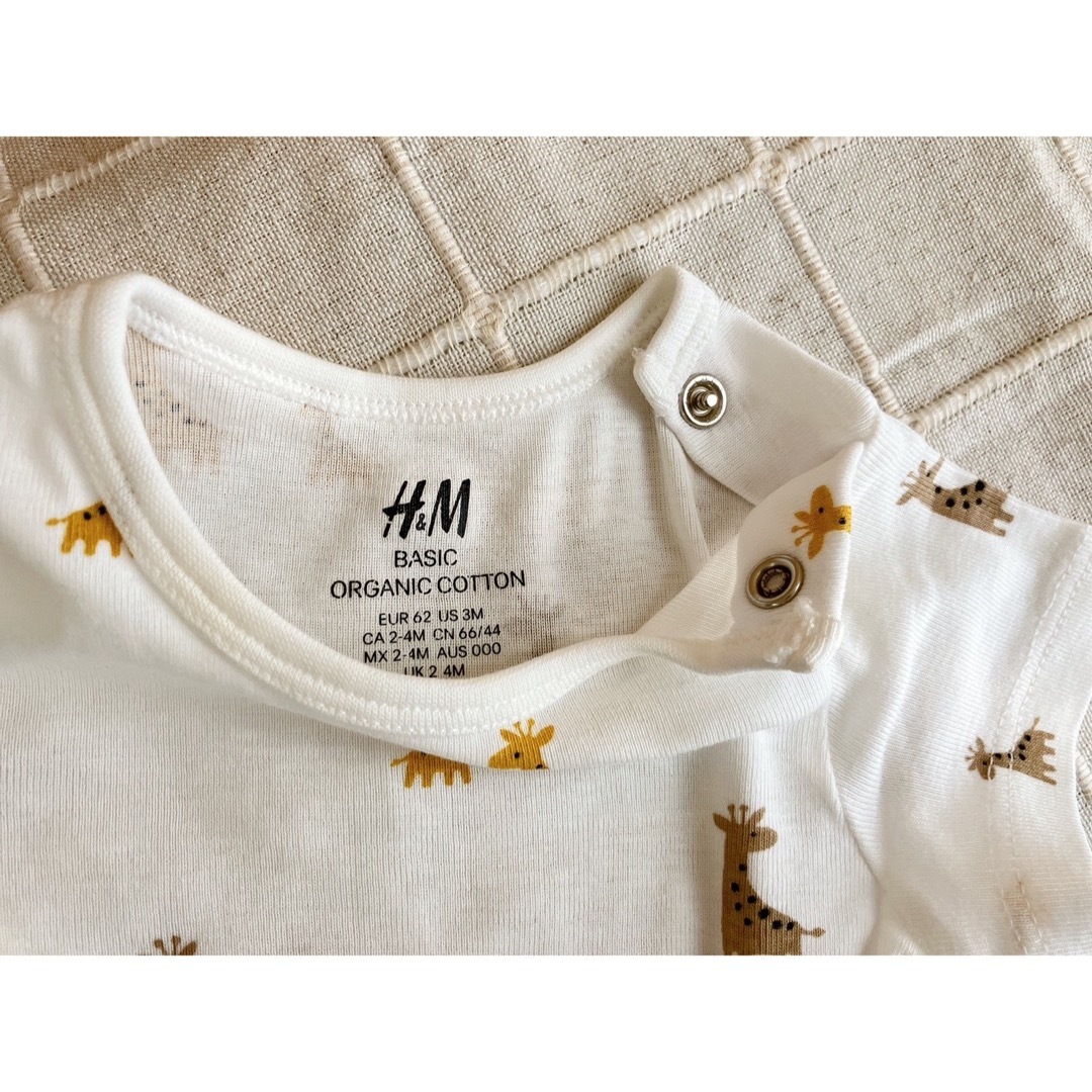 H&M(エイチアンドエム)のH&M  ベビーロンパース 60 ボディスーツ  半袖 キリン　アニマル　綿 キッズ/ベビー/マタニティのベビー服(~85cm)(ロンパース)の商品写真