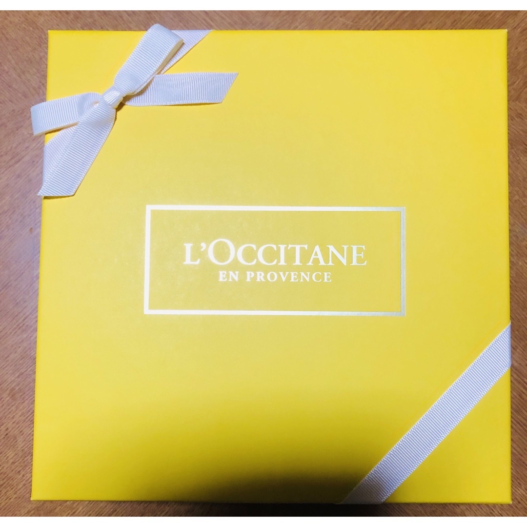L'OCCITANE(ロクシタン)のロクシタン　シャンプー　コンディショナー非売品ポーチ　ギフト コスメ/美容のヘアケア/スタイリング(シャンプー/コンディショナーセット)の商品写真