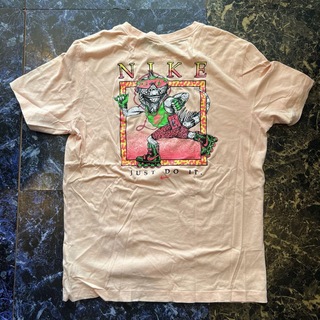 ナイキ(NIKE)のNIKE　ナイキ　イグアナ Tシャツ　アメカジ　薄ピンク　半袖(Tシャツ/カットソー(半袖/袖なし))