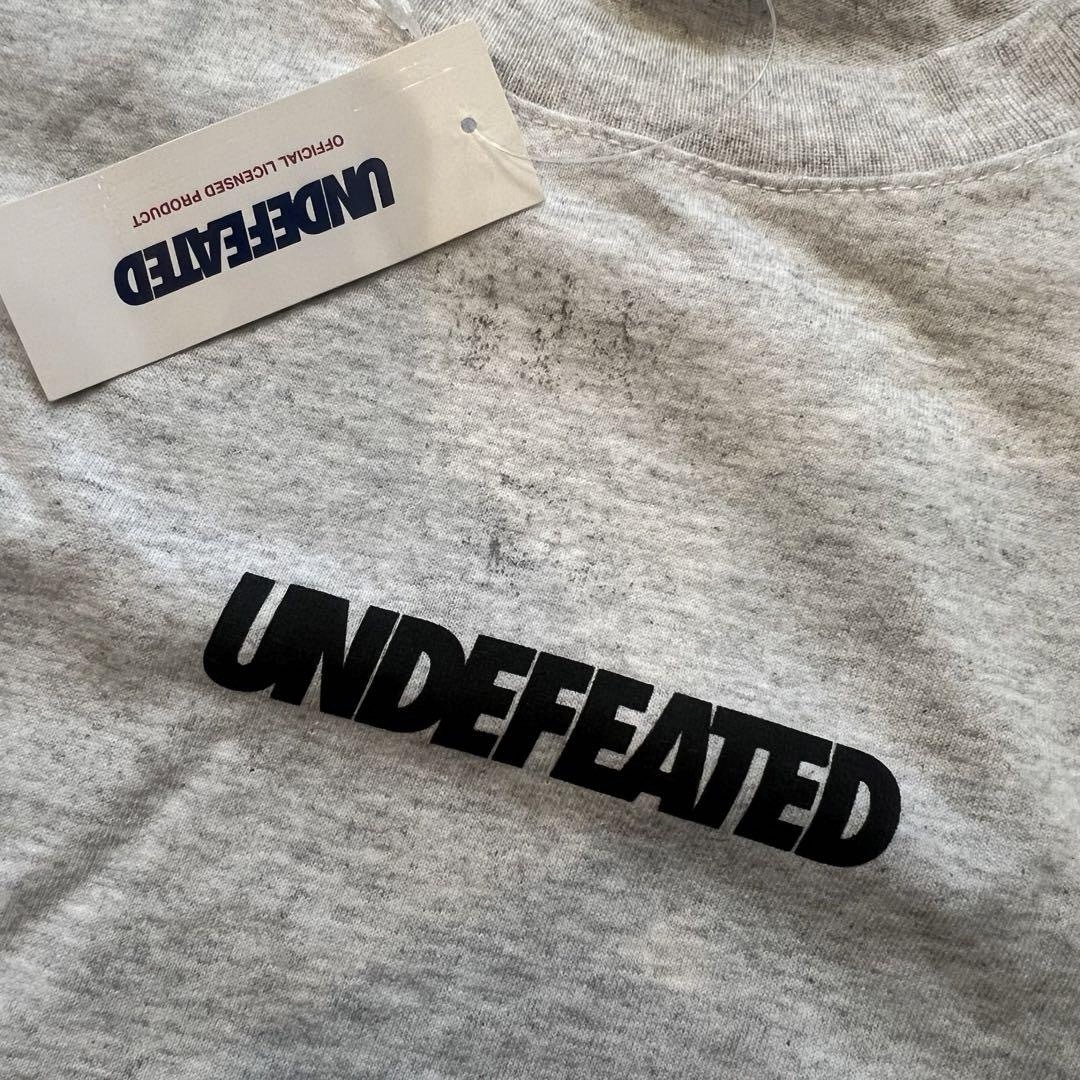 UNDEFEATED(アンディフィーテッド)のUNDEFEATED アンディフィーテッド　ロゴプリントTシャツ　半袖　グレー メンズのトップス(Tシャツ/カットソー(半袖/袖なし))の商品写真