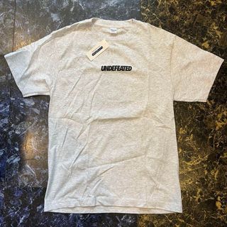 アンディフィーテッド(UNDEFEATED)のUNDEFEATED アンディフィーテッド　ロゴプリントTシャツ　半袖　グレー(Tシャツ/カットソー(半袖/袖なし))